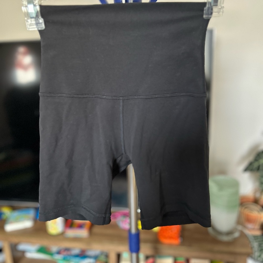 NWOT Lululemon high rise black biker shorts 6”